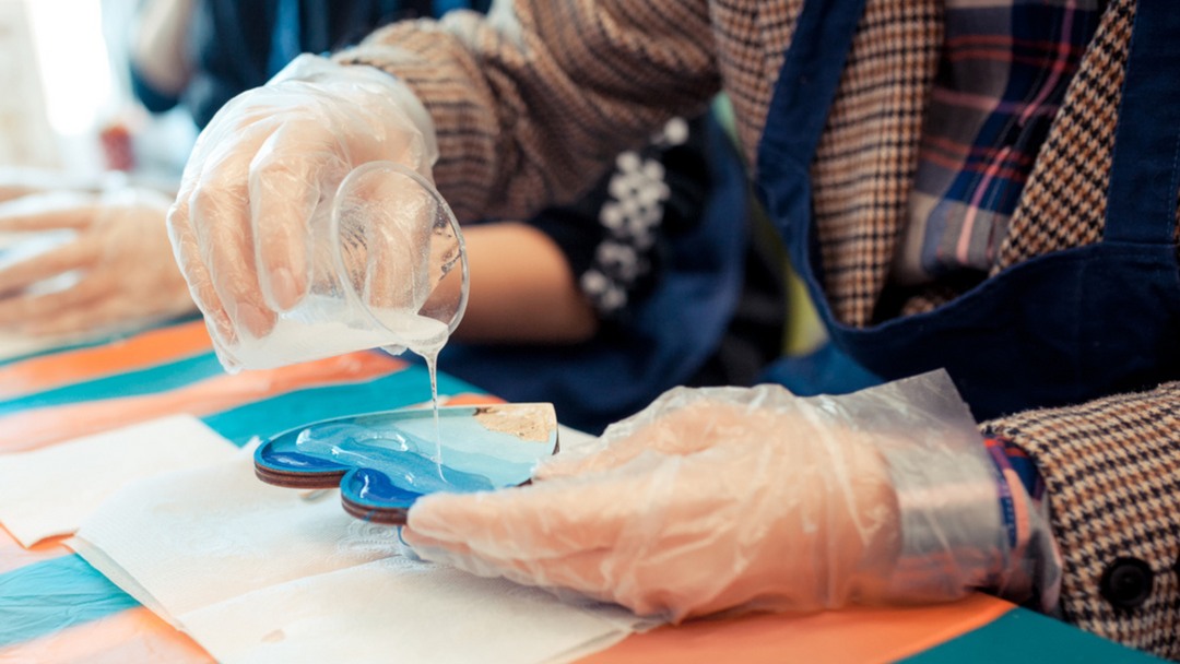 Crafting Excellence: Epoxy Resin vs. UV Resin - Choosing the Right Medium for Your Masterpiece